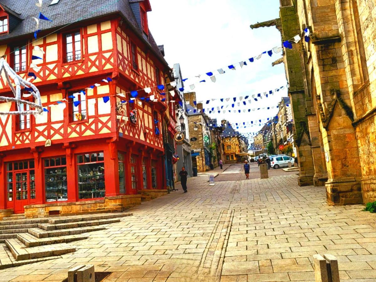 Maisonnette- Et A Cote Coule Riviere *
