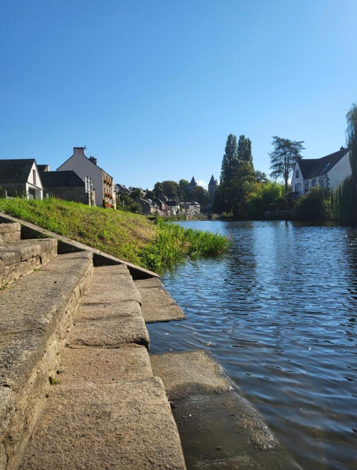 Maisonnette- Et A Cote Coule Riviere